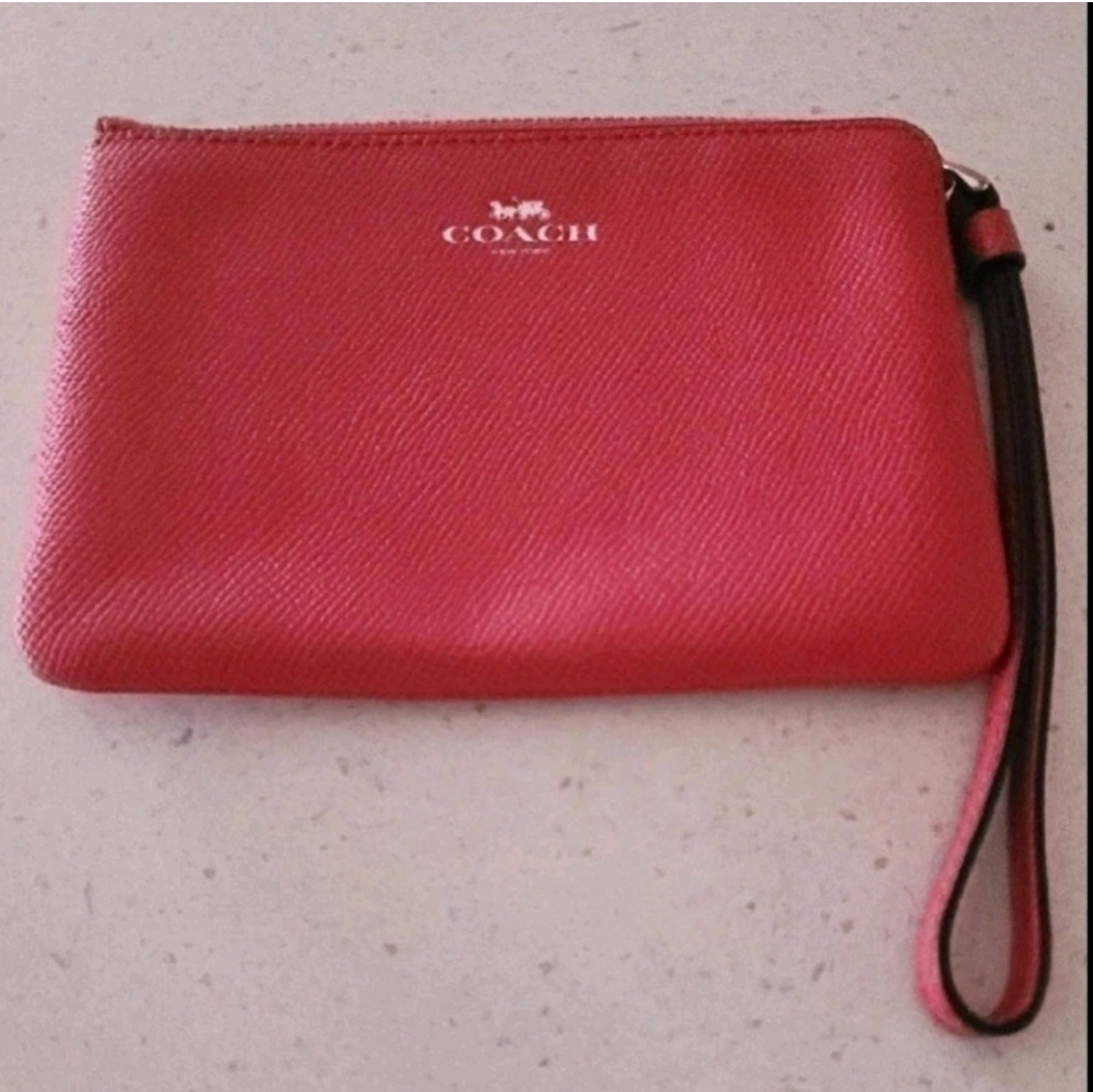💝 Coach Pretty in Bubble Gum Pink Durable Pebble Leather Corner Zip Wristlet 💝